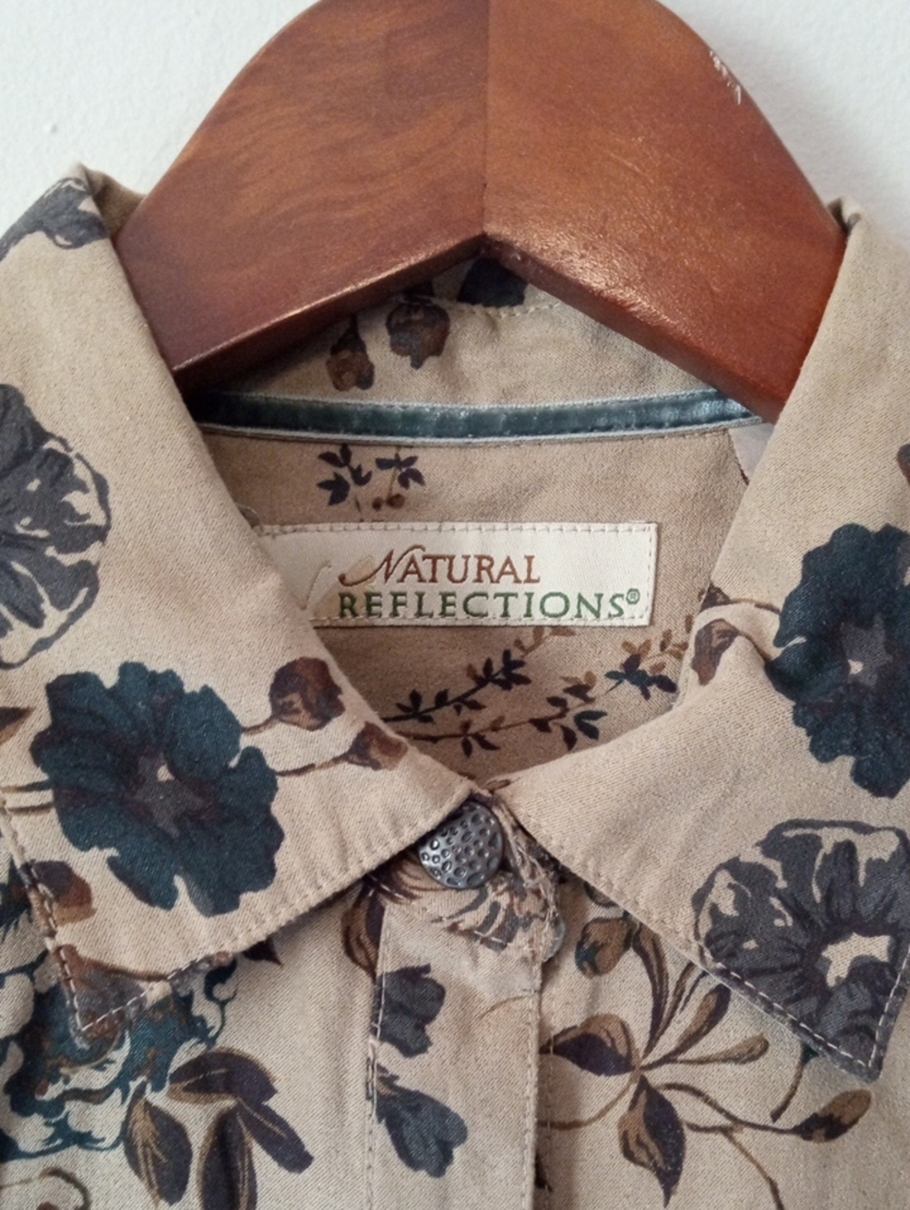 SOFT Floral Button Up Top - Picture 6 of 9